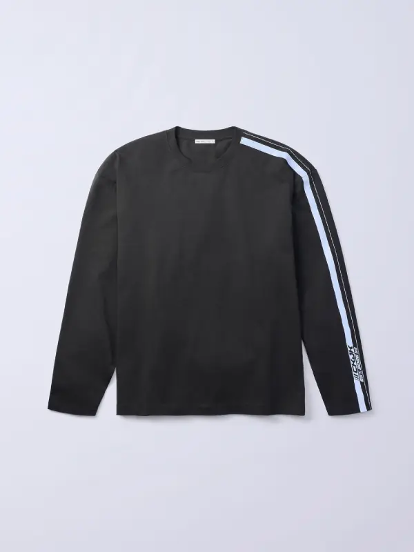 CK JK カルバンクライン ジョングク レーシングストライプリラックスTシャツ Jung Kook x Calvin Klein Black Racing Stripe T-Shirt - Danezon